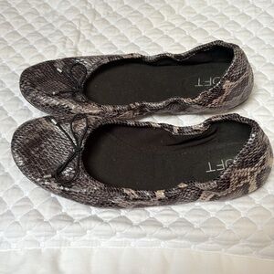LOFT Snakeskin Patterned Flynn ballet flats size 8.5